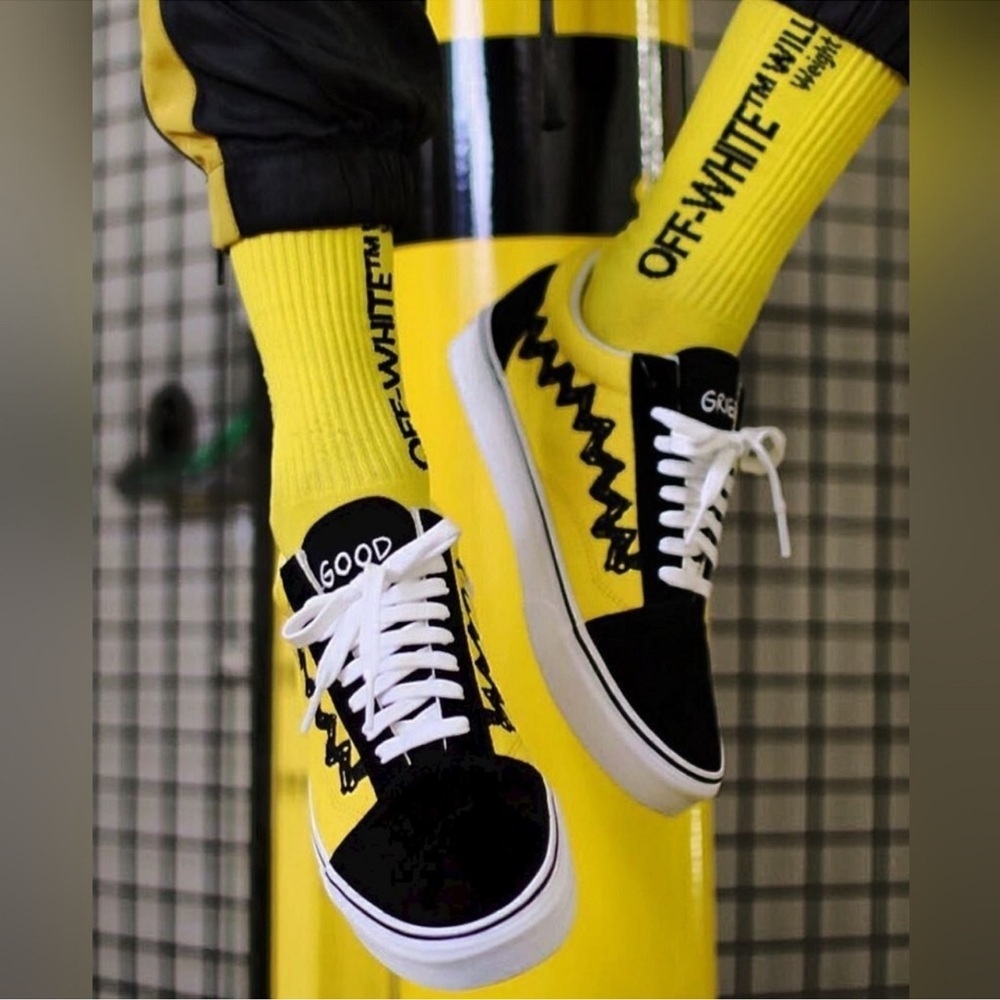 Vans Old Skool Peanuts Charlie Brown Unisex Sneaker 
Size Mens 4.5 Womens 6